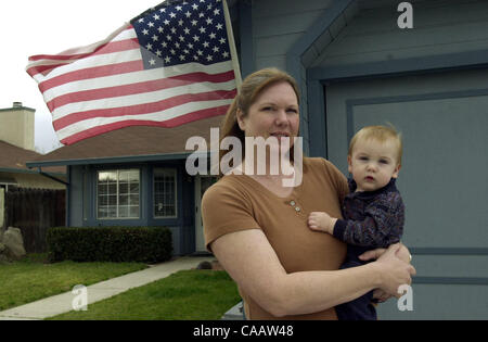 Kate McKay et son fils John McKay, 10 mois pour attendre patiemment le retour de l'ami de Kate Le Sgt. Première Classe John Pearman dans la Garde nationale de Californie d'Oakley. Mardi 27 janvier, 2004. (Fois/HERMAN BUSTAMANTE JR.) Banque D'Images