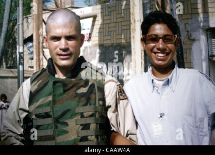 Le Sgt. Première Classe John Pearman dans la Garde nationale de Californie Oakley en Iraq est la formation de la police irakienne comme l'homme sur la droite. Le mardi 27 janvier, 2004. (KATE McKay/SPÉCIAUX POUR L'époque) Banque D'Images