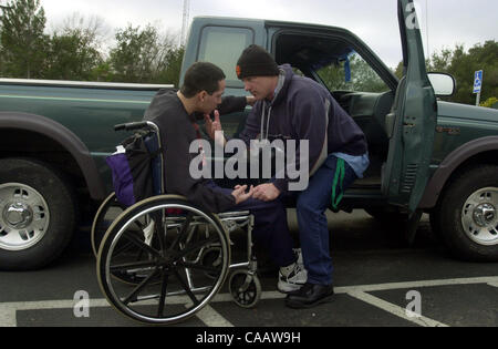 Home health care worker Terry McLaughlin aide Mario Scharmer, 20 ans, qui a été dans un accident de voiture et la perte de capacités mentales et physiques. Au YMCS de Pleasant Hill guides McLaughlin Scharmer grâce à une routine d'ergothérapie Jeudi 29 Janvier, 2004. Banque D'Images