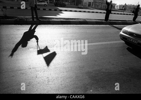 Dec 13, 2003 ; Lefkosa, République turque ; pro-gouvernement et pro-Turquie partisans de la MACM partie avant les élections de Lefkosa/Nicosie, Chypre du Nord. La main est le symbole de l'ancien ''Le loup gris,'' un extrémiste, militant pro-groupe turc. Banque D'Images