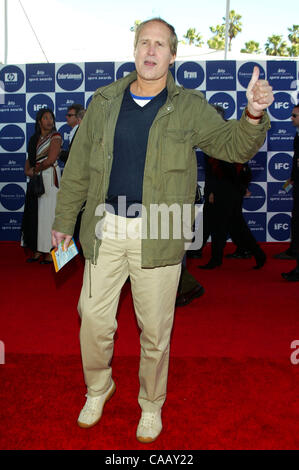 28 févr., 2004 ; Santa Monica, Californie, USA ; acteur Chevy Chase à l'IFP Independent Spirit Awards 2004 qui a eu lieu dans une tente sur la plage de Santa Monica. Banque D'Images