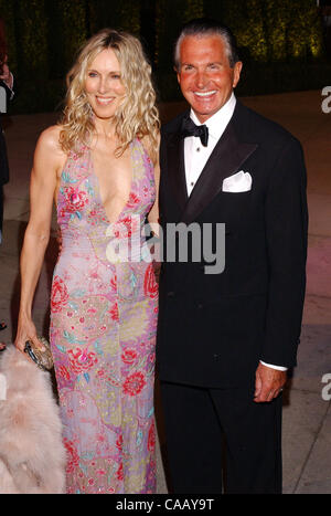 29 févr., 2004 ; Los Angeles, CA, USA ; l'acteur George Hamilton et sa femme arrivent à la 2004 Vanity Fair Oscar Party à Morton's à West Hollywood. Banque D'Images