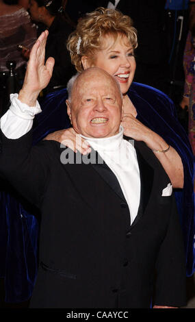 29 févr., 2004 ; Los Angeles, CA, USA ; acteur Mickey Rooney et son compagnon arrivent au 2004 Vanity Fair Oscar Party à Morton's à West Hollywood. Banque D'Images