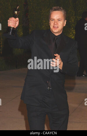 29 févr., 2004 ; Los Angeles, CA, USA ; acteur TIM ROBBINS arrive au 2004 Vanity Fair Oscar Party à Morton's à West Hollywood. Banque D'Images