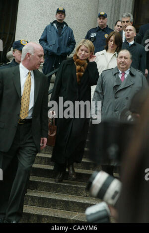 Mar 05, 2004 ; New York, NY, USA ; Domestic diva Martha Stewart quitte Manhattan Cour fédérale après sa condamnation pour entrave à la justice et se trouvant au gouvernement. Banque D'Images