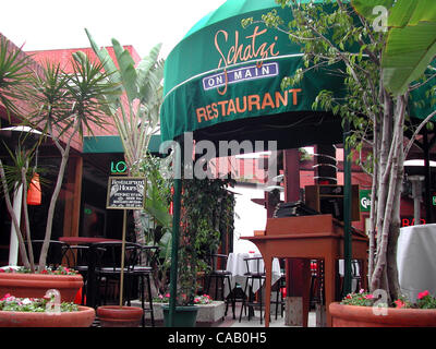 Mar 14, 2004 ; Santa Monica, Californie, USA ; ce restaurant sur Main Street dans la ville ensoleillée de Santa Monica a été ouvert en 1992 par nul autre que le 'Last Action Hero' lui-même et le gouverneur de la Californie, Arnold Schwarzenegger et Maria Shriver (son épouse, journaliste et membre de la clan Kennedy). Arnold peut être Banque D'Images