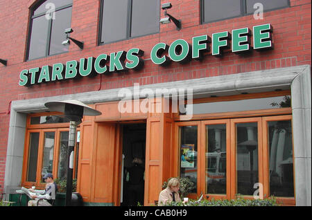 Mar 14, 2004 ; Los Angeles, CA, USA ; Le café Starbucks à Santa Monica est une célébrité populaire stop-en. Banque D'Images