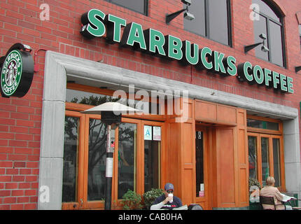 Mar 14, 2004 ; Los Angeles, CA, USA ; Le café Starbucks à Santa Monica est une célébrité populaire stop-en. Banque D'Images