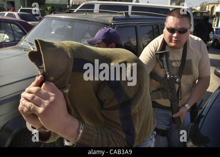 Admis meurtrier ravisseur impliqués dans le crime organisé JOSE LUIS ESPARZA URIAS est escorté par des nations unies (UN-I.D.) Baja California lourdement armés, les agents de police de l'État dans l'état de Tijuana Bureau du Procureur général pour une conférence de presse. Lui et 2 autres ont été capturés hier à Tijuana. U/T photo CHARL Banque D'Images