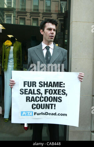 Apr 22, 2004 ; New York, NY, USA ; Peta protestataires au devant de la Dolce & Gabbana créateur de vêtements boutique de Madison Avenue. Peta a organisé la manifestation pour attirer l'attention sur l'abattage des bébés phoques au Canada. Banque D'Images