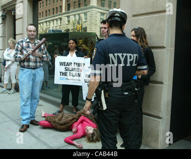 Apr 22, 2004 ; New York, NY, USA ; Peta protestataires au devant de la Dolce & Gabbana créateur de vêtements boutique de Madison Avenue. Peta a organisé la manifestation pour attirer l'attention sur l'abattage des bébés phoques au Canada. Banque D'Images