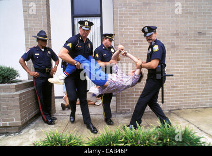 Apr 23, 2004 ; Columbia, SC, États-Unis d'Amérique ; dossier photo. Date inconnue. Des manifestants anti-avortement arrêté à la planification familiale. Banque D'Images