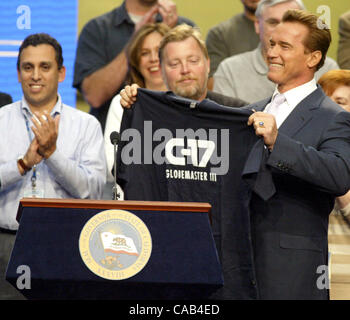 Apr 19, 2005 ; Long Beach, Californie, USA ; Le gouverneur Arnold Schwarzenegger (L) est applaudi après la signature de SB899, le projet de loi de réforme de l'indemnisation, à l'usine de fabrication de Boeing à Long Beach, Californie, le 19 avril 2004. La mesure prévoit une refonte complète de la Californie wor Banque D'Images