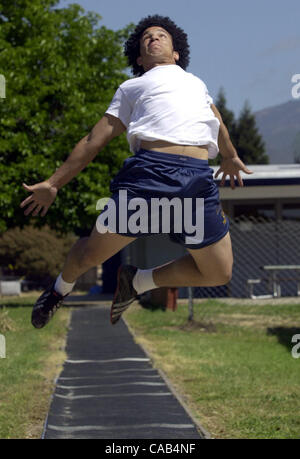 Christian High School Berean membre de l'équipe de piste, 17 Dane McCoy, travaille sur sa longue compétences saut après l'école dans la région de Walnut Creek, Californie, le mercredi, 21 avril, 2004. (CONTRA COSTA TIMES/EDDIE LEDESMA) Banque D'Images