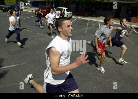 Jonathan Groschel, 17, l'avant-plan, et le reste de l'école secondaire la voie chrétienne Berean sprinters de l'équipe d'entraînement dans le parking de l'école de Walnut Creek, Californie, le mercredi, 21 avril, 2004. (CONTRA COSTA TIMES/EDDIE LEDESMA) Banque D'Images