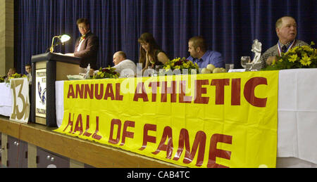 Eric L. Vota, la liberté conduit principal haut la 13e édition de Athletic Hall of Fame à Freedom High School de Oakley en Californie le samedi 24 avril 2004. La liberté annuel Union High School District a honoré six membres de l'événement. Les personnes intronisées cette année sont Andrea Angleterre Rodrigues, Charley, Enor Darr Banque D'Images