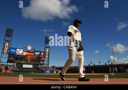 Giants de San Francisco Barry Bonds, # 25, retourne à l'étang-réservoir dans le bas de la 9e manche contre les Dodgers de Los Angeles le Samedi, Avril 17, 2004 à SBC Park à San Francisco, Californie Les Dodgers battre les Giants 5-4. (Jose Carlos Fajardo/Contra Costa Times) Banque D'Images