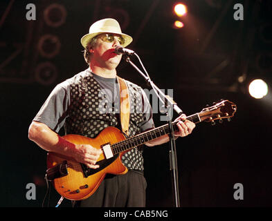 Le 1 mai 2004, Atlanta, GA, NC USA ; musicien Steve Miller effectue vivre comme le Steve Miller Band en prestation au Festival de musique 2004 Midtown situé à Atlanta. Crédit obligatoire : Photo par Jason Moore (©) Copyright 2004 par Jason Moore Banque D'Images