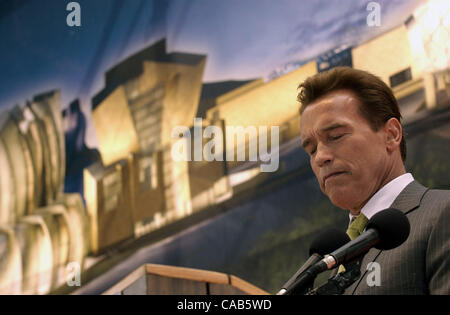 Le gouverneur Arnold Schwarzenegger fait une pause au cours de son discours à l'unvieling du futur centre de la dignité de la Musée de la tolérance à Jérusalem Jérusalem le dimanche 2 mai 2004. Dans l'arrière-plan est un artiste's rendition du bâtiment conçu par l'architecte Frank Gehry. Sacramento Bee/ John Decker Banque D'Images