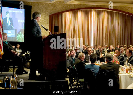 6 mai, 2004 ; Philadelphia, PA, USA ; secrétaire adjoint à la défense Paul Wolfowitz parle au Conseil des affaires mondiales à Philadelphie déjeuner à l'hôtel Hyatt à Philadelphie, PA, jeudi 6 mai 2004. Wolfowitz était un substitut pour le ministre de la Défense Donald Rumsfeld qui a annulé à la dernière mi Banque D'Images