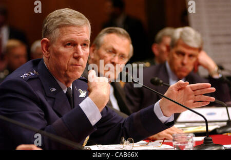 07 mai, 2004 ; Washington, DC, USA ; Président de l'état-major interarmées, LE GÉNÉRAL RICHARD B. MYERS témoigne à propos de l'abus de prisonnier irakien avant la commission des forces armées du Sénat sur la colline du Capitole à Washington. Banque D'Images