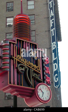 Mai 08, 2004 ; Los Angeles, CA, USA ; le fameux coin de Hollywood Blvd. et Vine Street. Banque D'Images