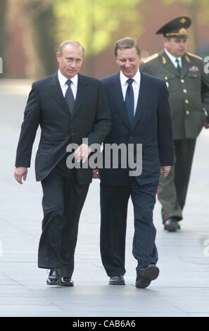 Le président de la Fédération de Russie Vladimir Poutine et le ministre de la défense, Sergueï Ivanov, après la mise sur d'une couronne sur la Tombe du Soldat inconnu à Aleksandrovsk à un jardin au mur du Kremlin. RESTRICTIONS D'UTILISATION : 1. Sauf pour les quotidiens en laissant à Moscou, 2. Uniquement pour les Rus Banque D'Images