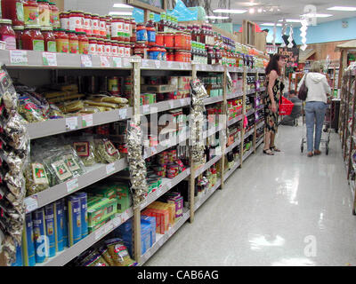 Le 09 mai, 2004 ; Los Angeles, CA, USA ; Trader Joe's est une épicerie spécialisée offrant un large éventail de produits gastronomiques tels que le fromage, les noix, et le vin à des prix abordables. Banque D'Images