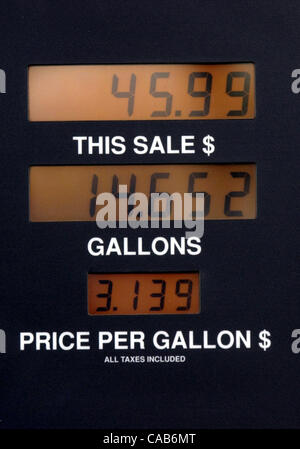 12 mai, 2004 ; Montecito, CA, USA ; prix de l'essence pour servir plein top premium le gallon à une Union européenne 76 en Californie. Les prix élevés du pétrole brut sont à l'origine de la montée en flèche du coût de l'essence. Le vendredi, le pétrole brut a atteint un sommet de 13 ans 0 $ le baril, le niveau le plus élevé depuis le 11 octobre 1990. Meech Banque D'Images