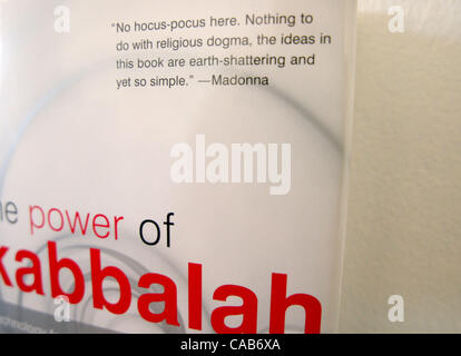 Aug 31, 2004 ; Los Angeles, CA, USA ; la Kabbale - un corps d'enseignements mystiques d'origine rabbinique, souvent basée sur une interprétation ésotérique des textes hébreux a été considéré comme la religion la plus tendance à Hollywood. Des stars comme Madonna et Britney Spears ont contribué à cette catapulte une fois obscure relig Banque D'Images