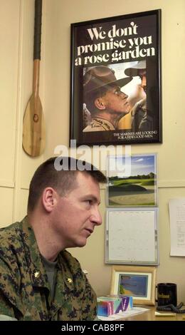 (Publié le 05/30/2004, Eds. 1,2,3 ; UT1810828) Marine Corps Major TIM HIEL à son bureau (au cours de l'interview) au Sergent John F. Mackie Centre, une très petite base du Corps des Marines à Garden City, Long Island, New York c'est le siège de la 2e Bataillon, 25e Régiment de Marines. U/T photo CHARLIE Banque D'Images