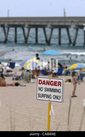 24 mai, 2004 ; Fort Lauderdale, FL, USA ; Le niveau de l'indice UV pour le lundi 24 mai 2004 dans la région de Fort Lauderdale est à 8, 15 minutes d'exposition au soleil de brûler, selon le National Weather Service. Les températures devraient atteindre dans les années 90. Banque D'Images