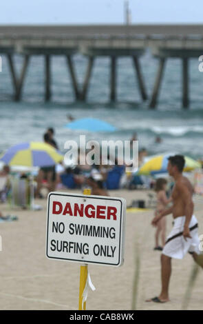 24 mai, 2004 ; Fort Lauderdale, FL, USA ; Le niveau de l'indice UV pour le lundi 24 mai 2004 dans la région de Fort Lauderdale est à 8, 15 minutes d'exposition au soleil de brûler, selon le National Weather Service. Les températures devraient atteindre dans les années 90. Banque D'Images