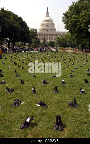 Huit cents paires de bottes de combat, chacun symbolisant un soldat américain tué en Irak, lignes East Sénat Parc en face du Capitole dans le cadre de l'American Friends Service Committee's exhibition le 25 mai 2004 à Washington. Banque D'Images