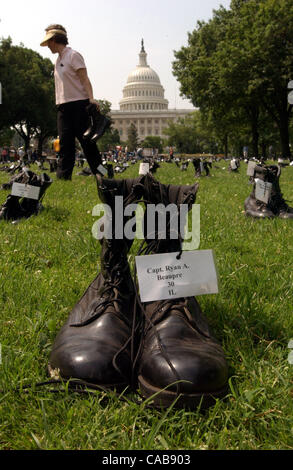 25 mai, 2004 ; Washington, DC, USA ; huit cents paires de bottes de combat, chacun symbolisant un soldat américain tué en Irak, la ligne Sénat Parc en face du Capitole dans le cadre de l'American Friends Service Committee's exhibition le 25 mai 2004 à Washington. Banque D'Images