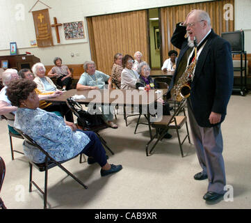 Jim Ritz de la Bay Area Cours de Saxophone Quartet parle aux personnes âgées sur le Tiger Rag, un morceau de ragtime, qu'ils allaient jouer au St. John's Community Centre, le mardi 18 mai 2004 à El Cerrito, en Californie, le groupe est sorti pour donner le seniors un peu de musique pendant leur pause déjeuner, à l'o Banque D'Images