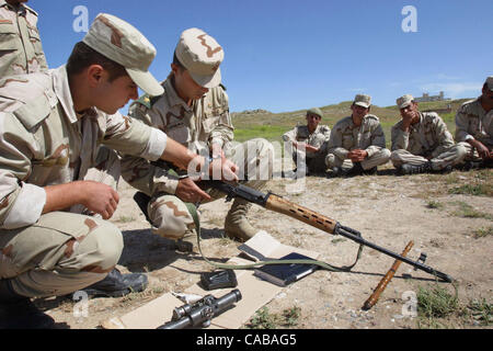 05 mai 2004 - Peshhabur, Iraq - Formation comment assembler et charger un fusil de sniper à l'ICDC à base Peshhabur, près de Zakho. Le Corps de défense civile irakienne est formé des militaires américains pour la sécurité interne. (Crédit Image : © David I./ZUMApress.com) Banque D'Images