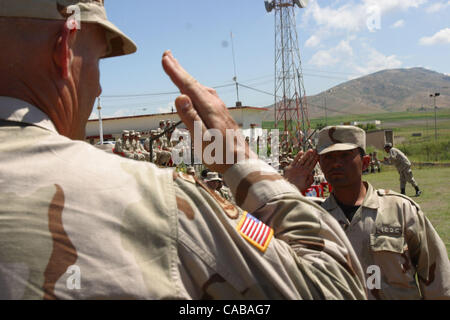 05 mai 2004 - Peshhabur, Iraq - Une cérémonie de remise des diplômes pour les soldats la finition des cours de niveau de sergent de la corps de défense civile irakienne (ICDC). Le Corps de défense civile irakienne est formé des militaires américains pour la sécurité interne. (Crédit Image : © David I./ZUMApress.com) Banque D'Images