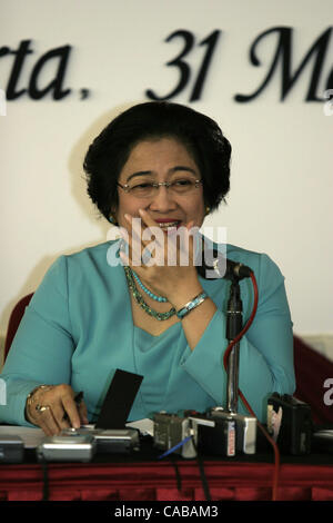 JAKARTA, INDONÉSIE - 31 MAI 2004 Le président indonésien Megawati Sukarnoputri journaliste mémoires lors d'une conférence de presse à la résidence officielle à Jakarta. Megawati 31 mai défendu goverment se déplace contre des militants des droits de l'étranger. Megawati et Muzadi, parlant de journaliste à rar Banque D'Images