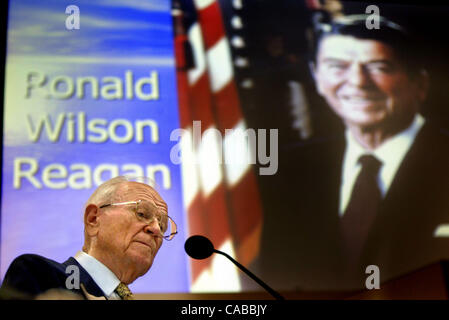 WEST PALM BEACH ; 6/9/04 : Le Contre-amiral Thomas E. Morris, US Navy, Ret.,(Qc) récite Walt Whitman's 'O Captain, My Captain' pendant un service commémoratif pour le président Ronald Reagan au Palm Beach County centre non gouvernemental mercredi soir. L'événement a été parrainé par le Parti Républicain de Pa Banque D'Images