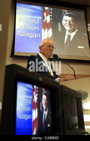 WEST PALM BEACH ; 6/9/04 : Le Contre-amiral Thomas E. Morris, US Navy, Ret.,(Qc) récite Walt Whitman's 'O Captain, My Captain' pendant un service commémoratif pour le président Ronald Reagan au Palm Beach County centre non gouvernemental mercredi soir. L'événement a été parrainé par le Parti Républicain de Pa Banque D'Images