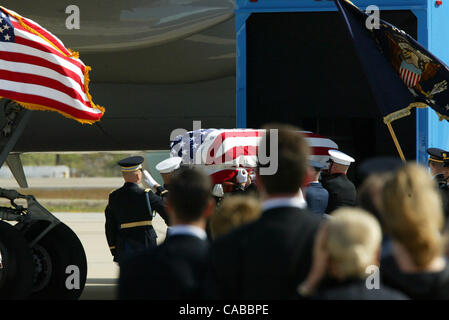 Jun 09, 2004 ; Point Mugu Air Base, CA, USA ; les porteurs d'honneur portent le cercueil, recouvert du drapeau portant le reste de l'ancien président américain Ronald Reagan sur l'avion présidentiel à la base navale de Ventura County à Point Mugu, CA. Le corps de la fin du président américain Ronald Reagan a quitté la Californie air base ab Banque D'Images