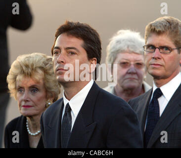 Jun 11, 2004 ; Simi Valley, CA, USA ; acteur Scott Baio (C) attend de payer son dernier hommage à l'ancien président américain Ronald Reagan à Simi Valley, Ca, le 11 juin 2004. Banque D'Images