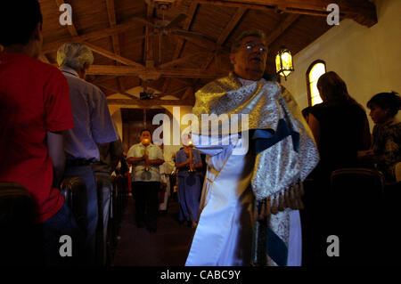 Cœur immaculé de Marie Eglise Catholique diacre Frank Bustos  <cq > porte le ciboriom avec saint sacrement à l'issue de la dernière rencontre de prière dans l'ancienne église sur la première rue avant de bénédiction de la nouvelle église sur Fairview Avenue, le samedi 5 juin 2004 à Brentwood, Californie (Deborah Colem Banque D'Images