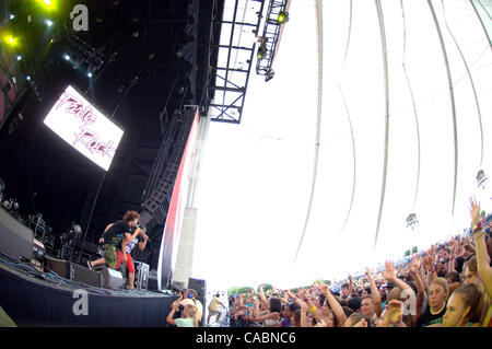 Jun 21, 2010 - Portsmouth, Virginia, États-Unis - LMFAO porte leur marque de electro rap pour le Bamboozle Road Show sur un arrêt à l'Netelos Pavilion à Portsmouth, en Virginie. (Crédit Image : © Jeff Moore/ZUMApress.com) Banque D'Images