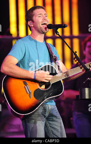 16 juillet 2010 - Myrtle Beach en Caroline du Sud, USA - Musicien JOSH TURNER effectue vivre comme son tour 2010 fait un arrêt à l'Alabama Theatre situé dans la région de Myrtle Beach. Copyright 2010 Jason Moore. (Crédit Image : © Jason Moore/ZUMApress.com) Banque D'Images