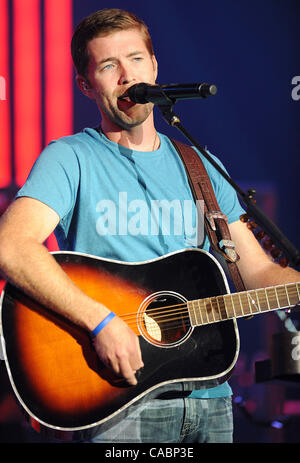 16 juillet 2010 - Myrtle Beach en Caroline du Sud, USA - Musicien JOSH TURNER effectue vivre comme son tour 2010 fait un arrêt à l'Alabama Theatre situé dans la région de Myrtle Beach. Copyright 2010 Jason Moore. (Crédit Image : © Jason Moore/ZUMApress.com) Banque D'Images