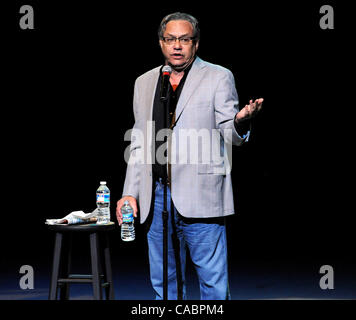 Sept 10, 2010 - Durham, Caroline du Nord), USA - Comédien LEWIS BLACK effectue vivre comme son Tour 2010 fait un arrêt pour une audience à la Durham Performing Arts Center situé à Durham. Copyright 2010 Jason Moore. (Crédit Image : © Jason Moore/ZUMApress.com) Banque D'Images