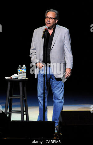 Sept 10, 2010 - Durham, Caroline du Nord), USA - Comédien LEWIS BLACK effectue vivre comme son Tour 2010 fait un arrêt pour une audience à la Durham Performing Arts Center situé à Durham. Copyright 2010 Jason Moore. (Crédit Image : © Jason Moore/ZUMApress.com) Banque D'Images