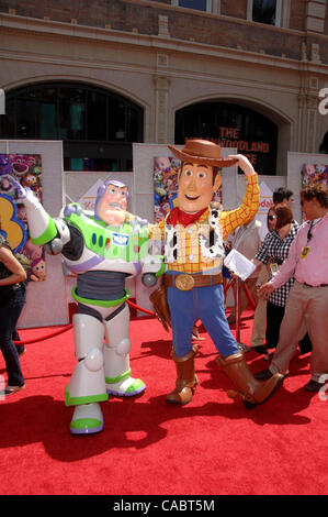 13 juin 2010 - Hollywood, Californie, États-Unis - Woody et Buzz Lightyear lors de la première du nouveau film de Walt Disney Pictures et Pixar Animation Studios, TOY STORY 3, qui a eu lieu au El Capitan Theatre, le 13 juin 2010, à Los Angeles.. 2010.K65167MGE(Image Crédit : Â© Michael Germana/Globe Pho Banque D'Images